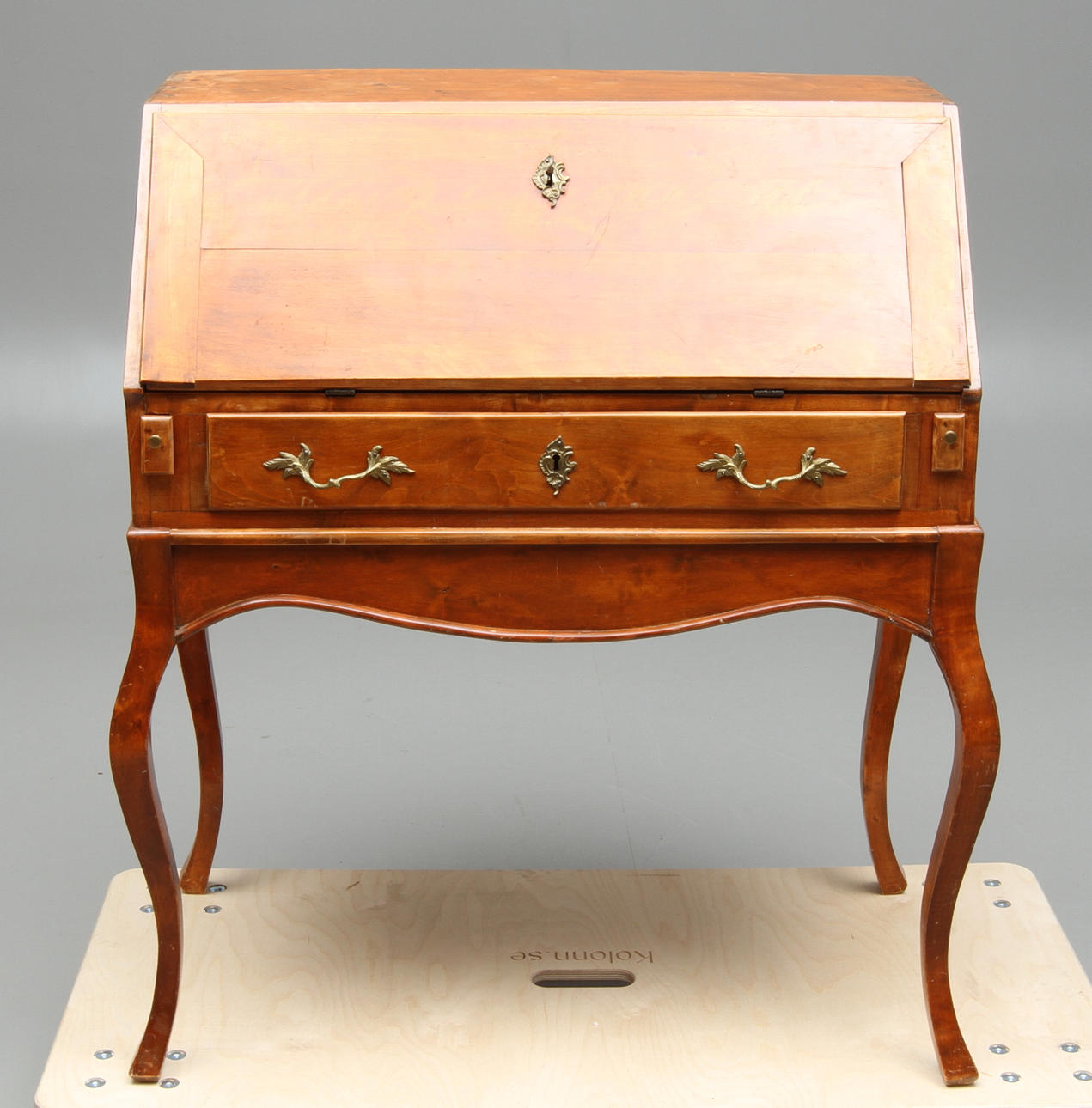 SKRIVMÖBEL, med rokokostilsunderrede, 1900-tal.