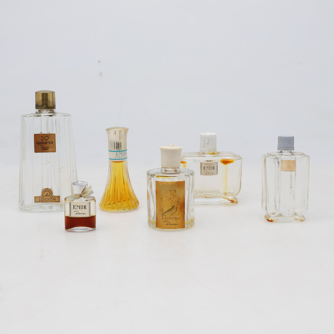 Dana: Sechs alte Parfümflaschen aus Glas.