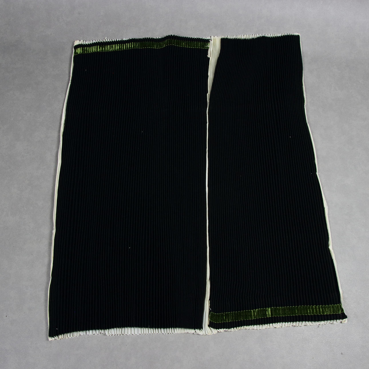 DEL AV HÄRADSDRÄKT, plisserat tyg, ull.