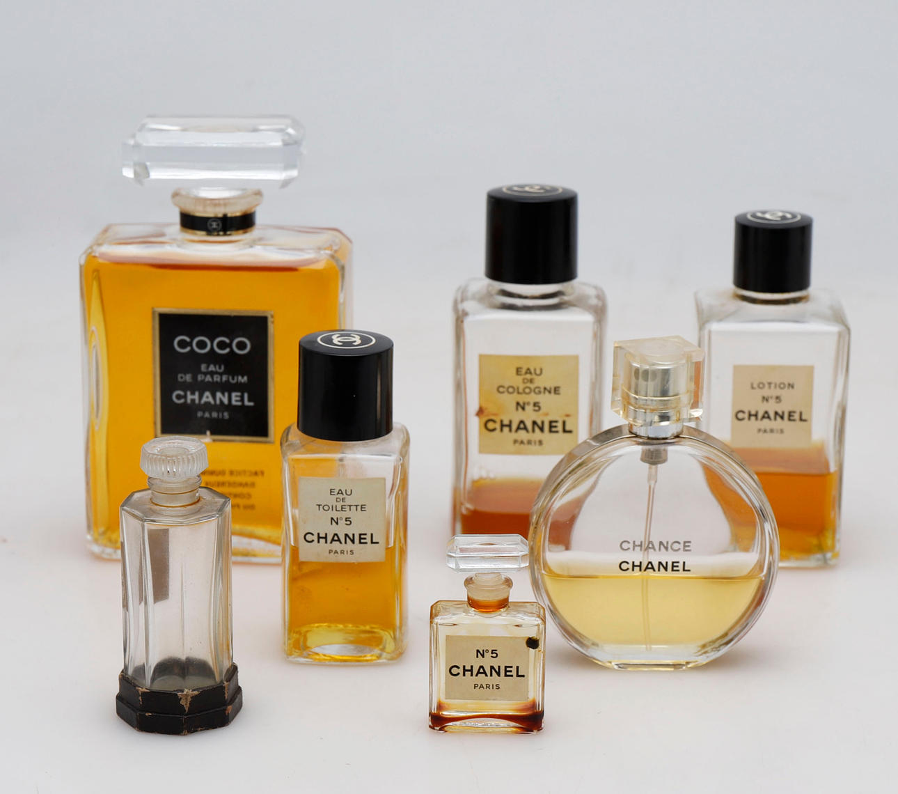 Chanel: sieben Parfümflaschen, die größte, "Factice".