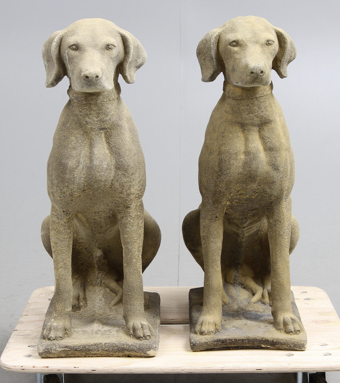 TRÄDGÅRDSHUNDAR, ett par, stenmassa, 2000-tal.
