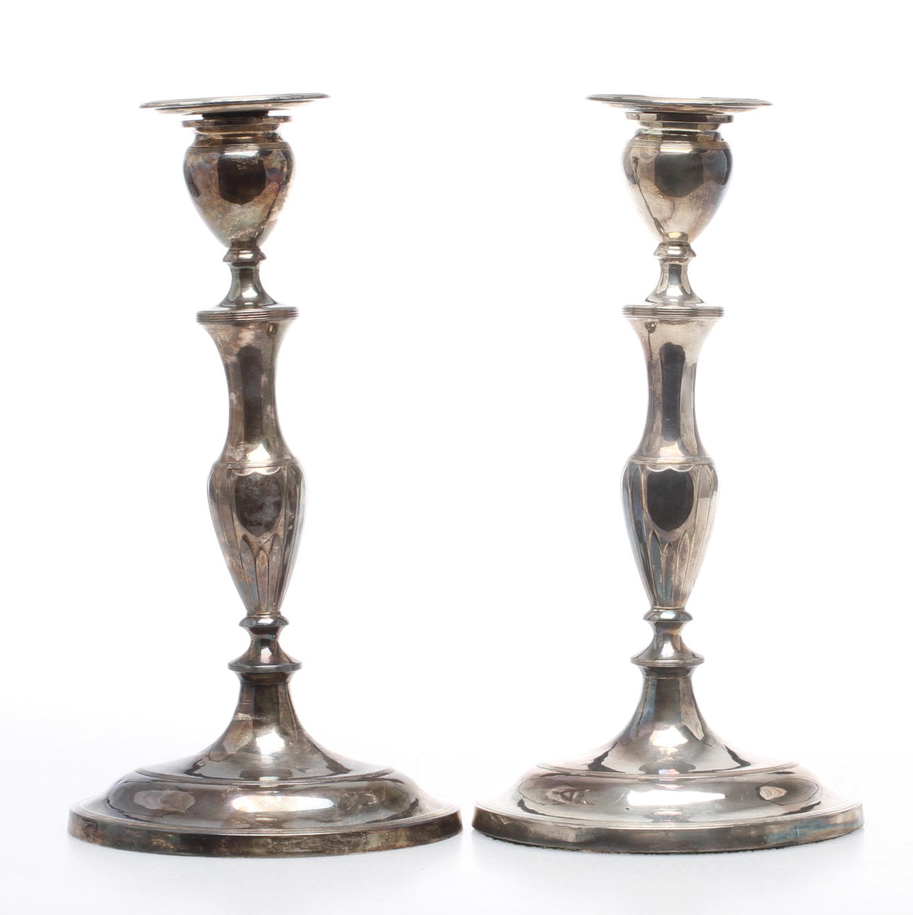 LJUSSTAKAR, ett par, nysilver, omkring sekelskiftet 1900.