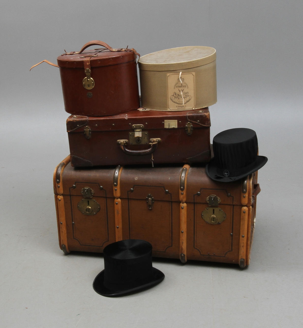 KOFFERT, VÄSKA, HATTASKAR 2 st, med hattar.