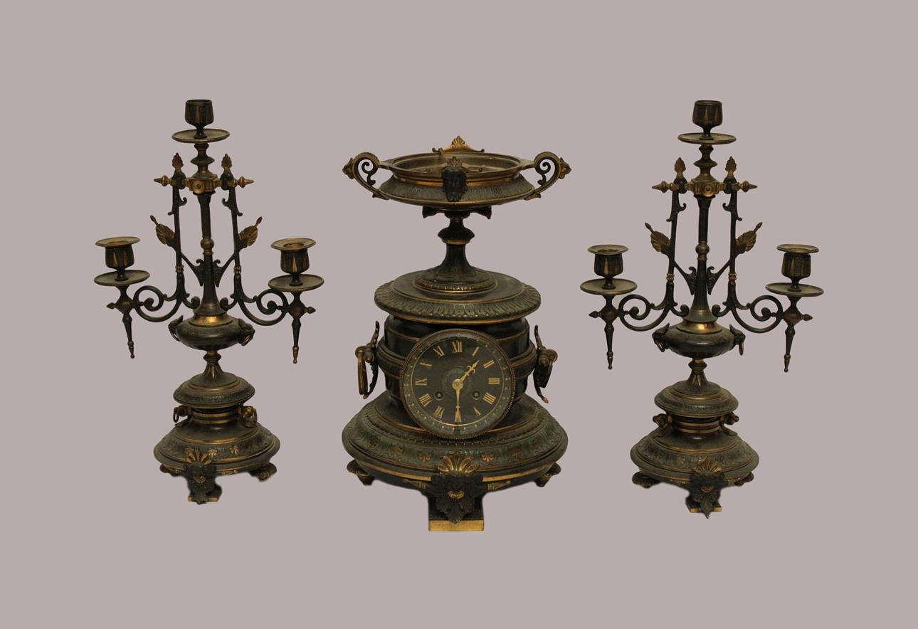 MANTELKLOCKA med två ljusstakar, 2. H. 19. århundrade.