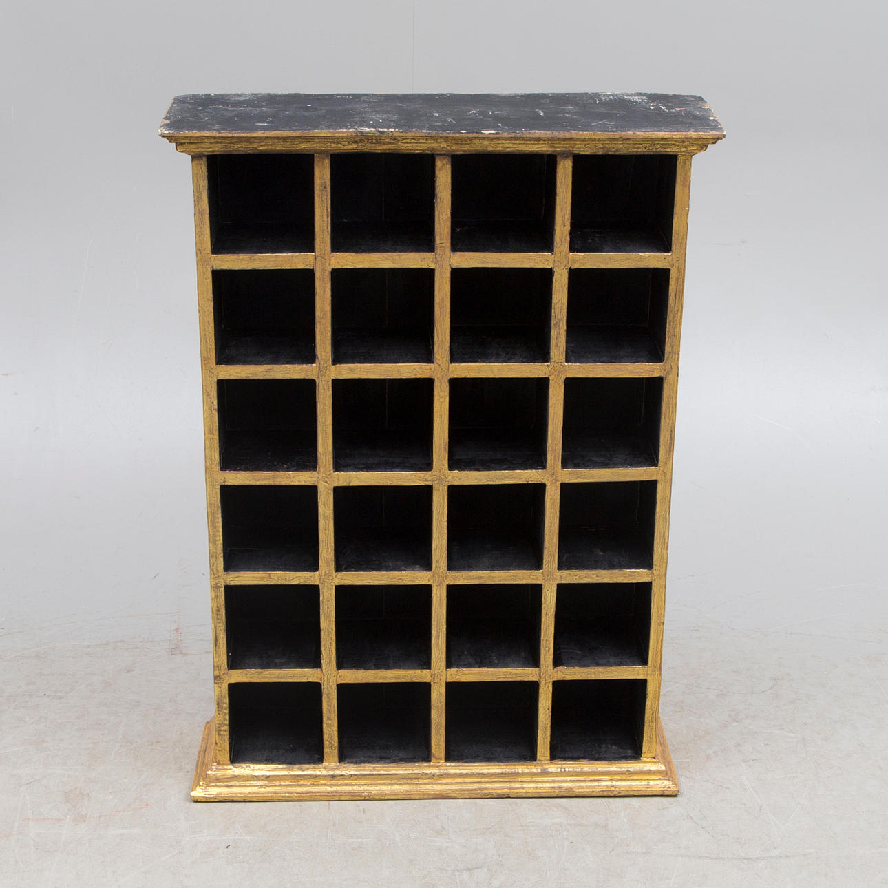 hylla-med-fack-tr-1900-tal-m-bler-sk-p-hyllor-auctionet