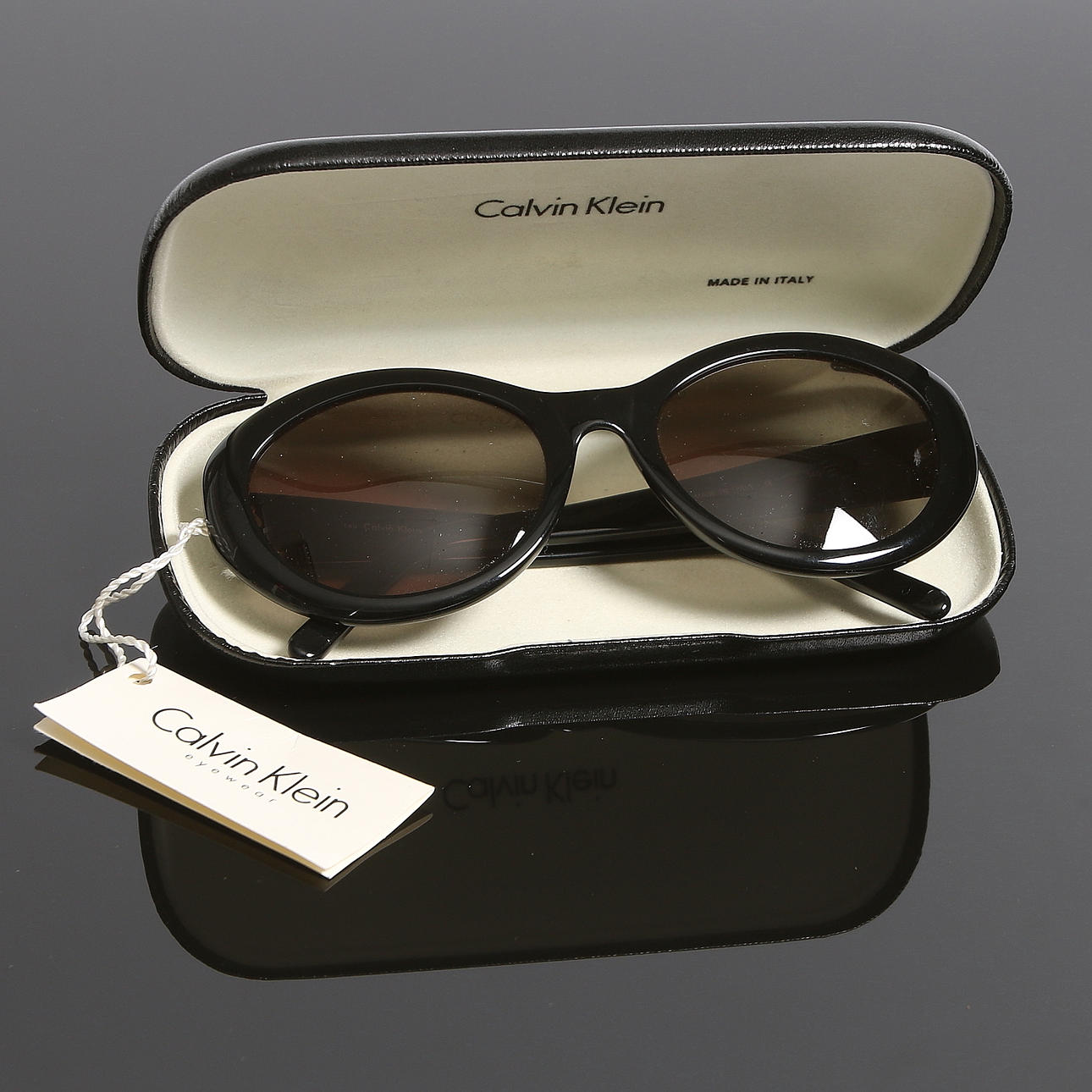 SOLGLASÖGON, Calvin Klein, Italy. 2000-tal.