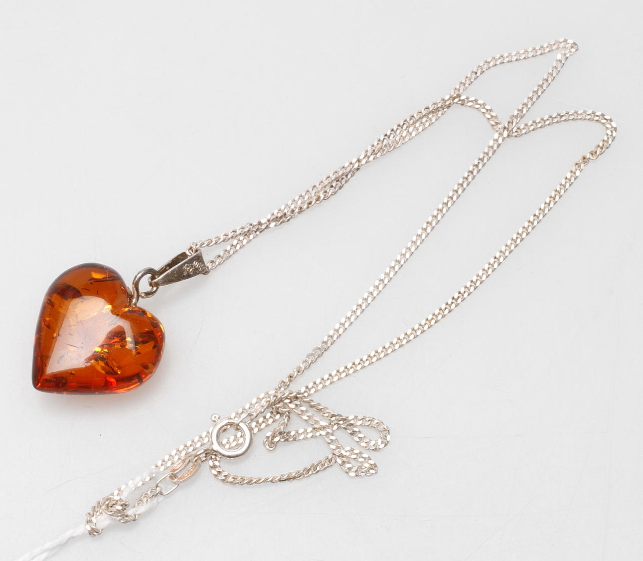 HALSSMYCKE, silver med nytillverkad bernsten, 1900-tal.