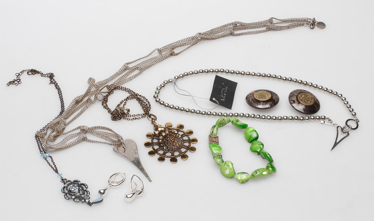 SMYCKE, 7 delar, bl.a. SNÖ, Miss Dee, M&S, P. Sarpaneva.