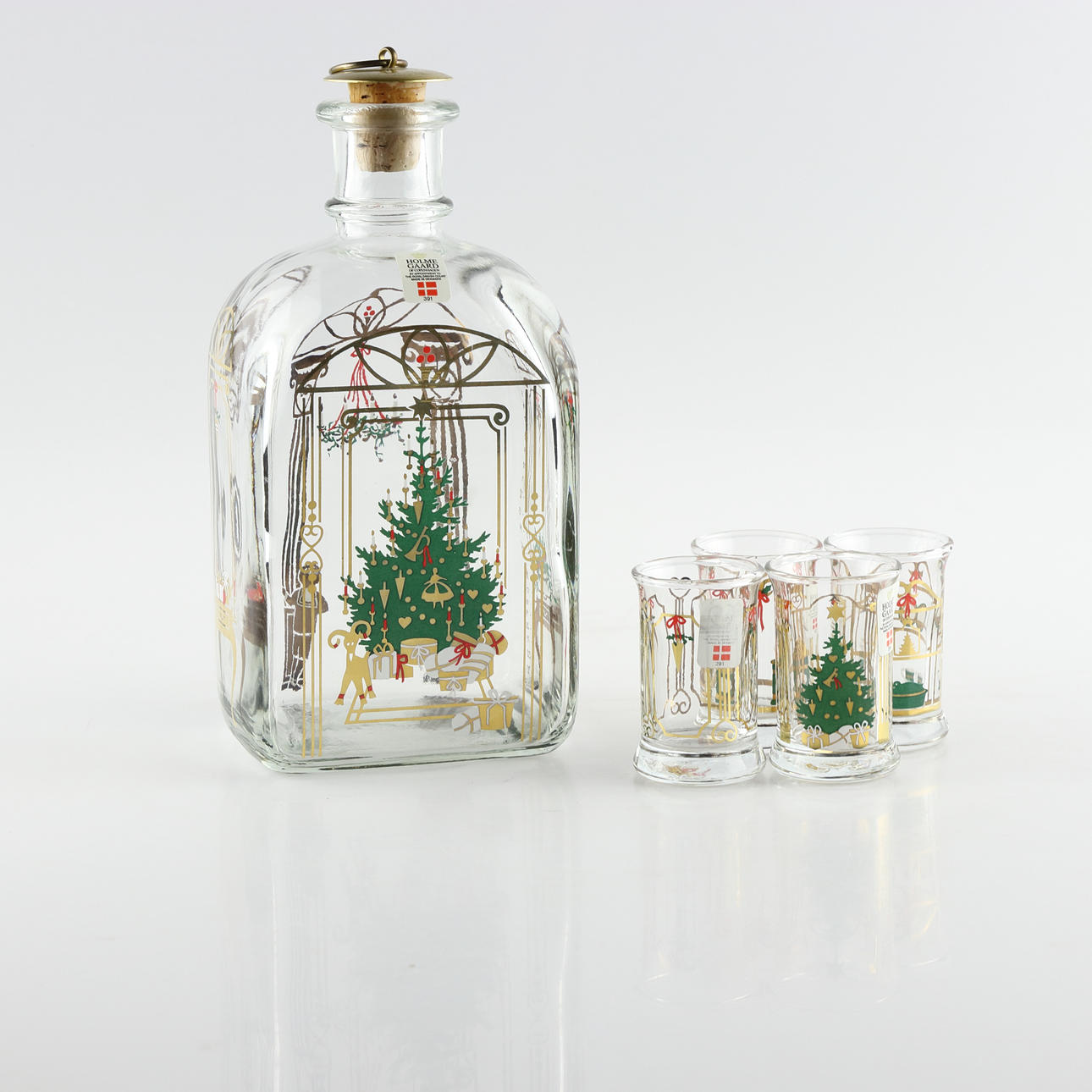 SNAPSFLASKA med SNAPSGLAS med julmotiv, Holmegaard, Danmark. Glas ...