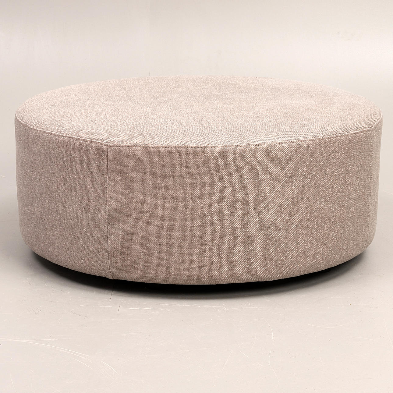 PUFF, samtida, grå textilklädsel.