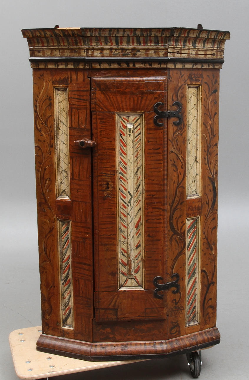 HÖRNSKÅP, allmoge, 1700-tal.