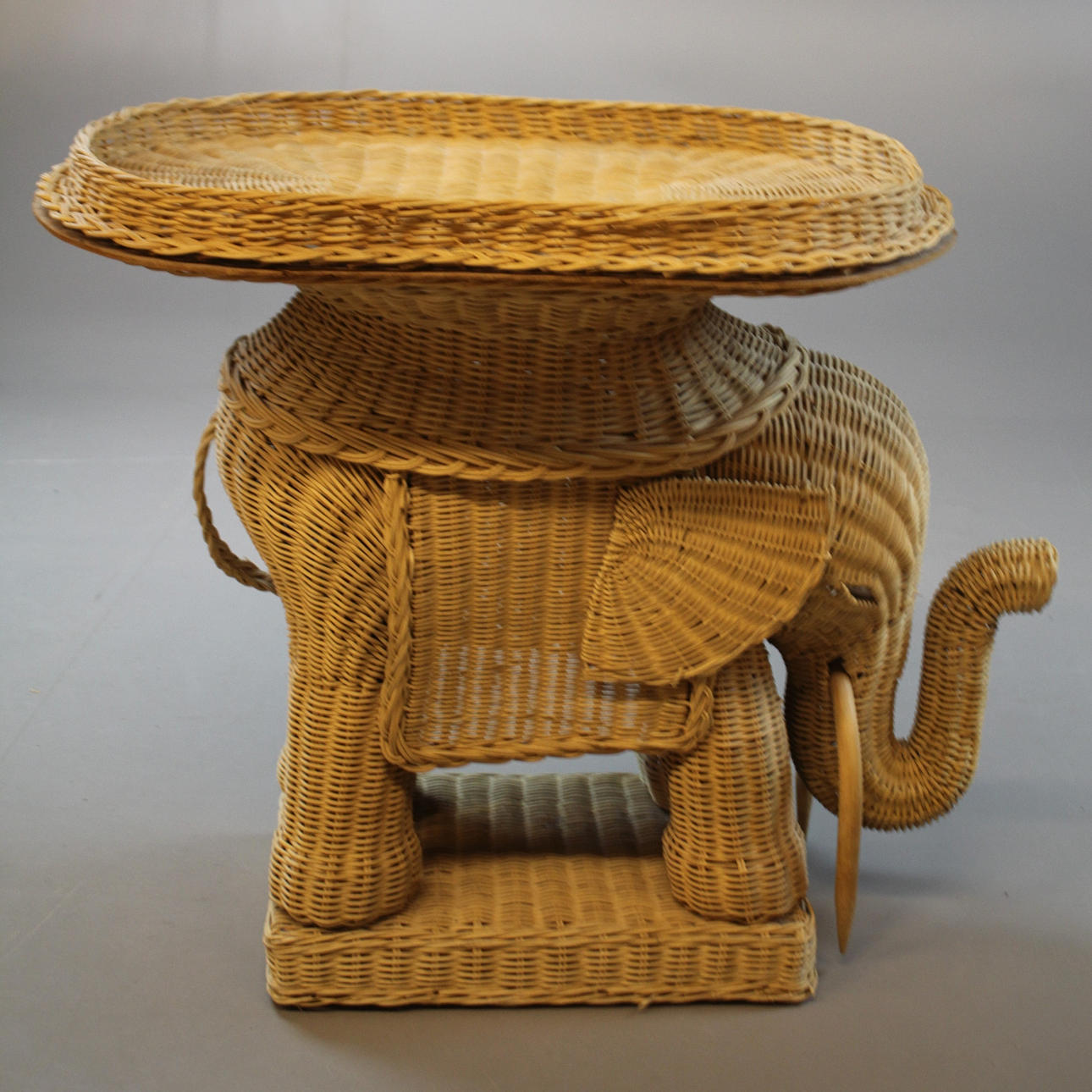 SIDEBORD/PIEDESTAL, "elefant" Rotting.