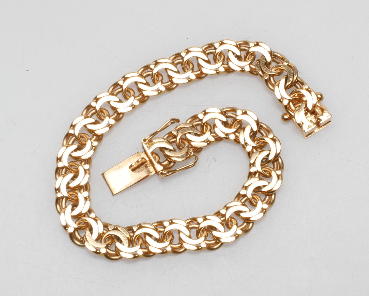 ARMBAND, "Bismarck", guld 18k, vikt ca 24,1 gram.
