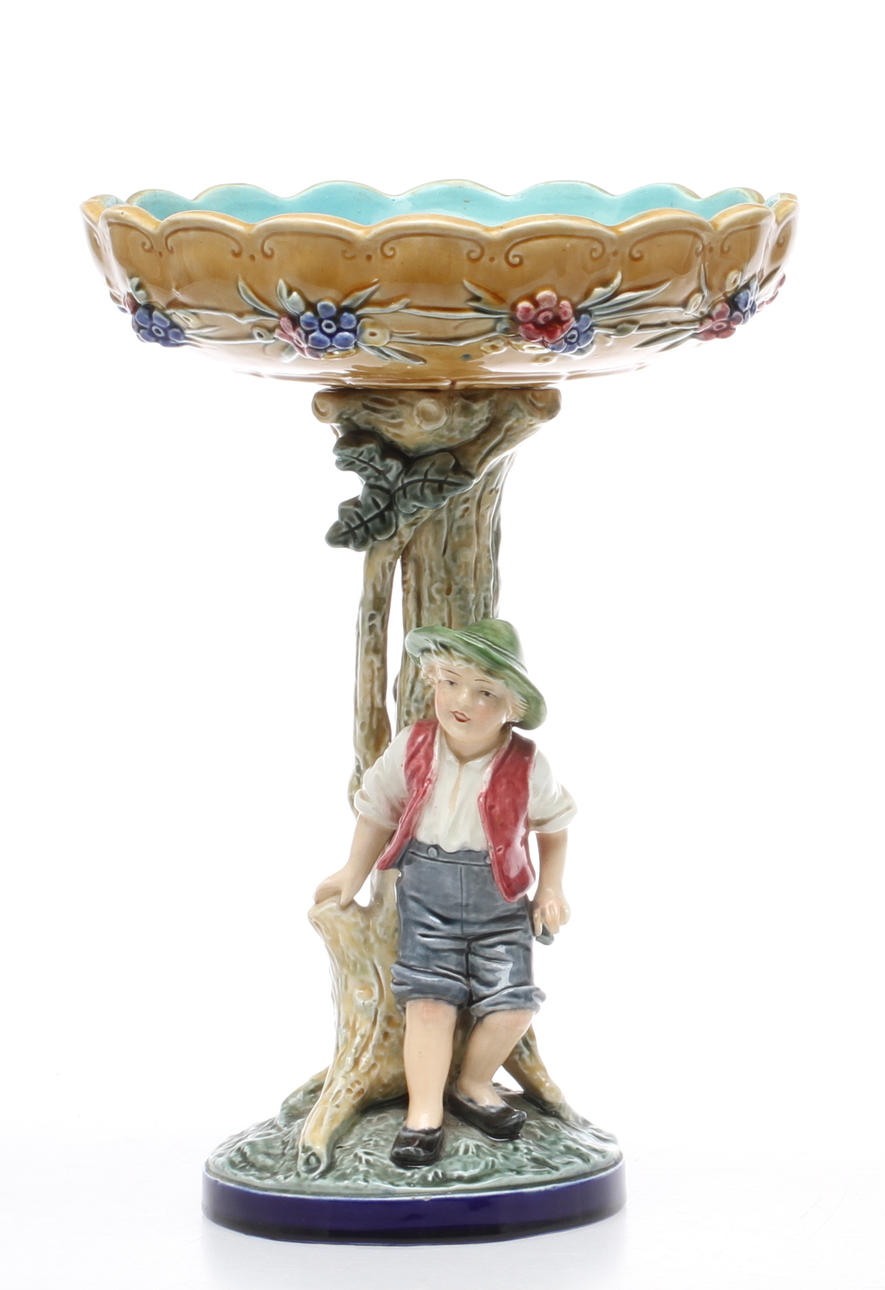 SKÅL, på fot, majolika, 1900-tal.