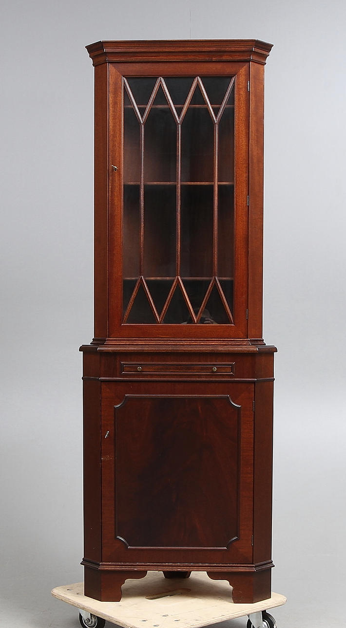 HÖRNSKÅP, 1900-talets andra hälft.