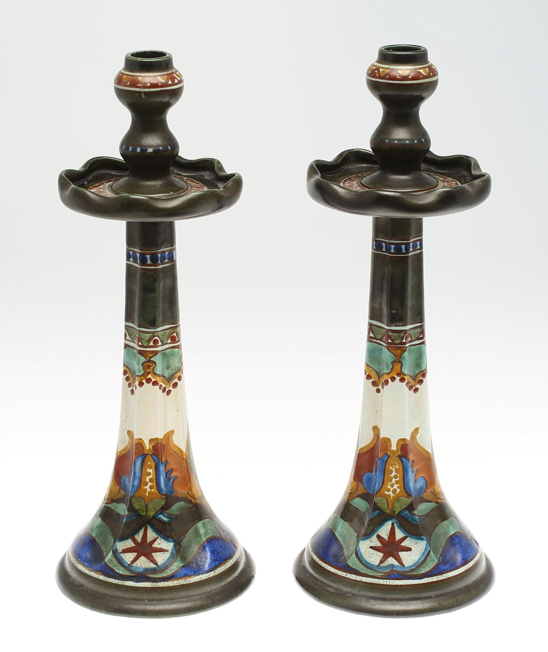 LJUSSTAKAR, ett par i stengods. Tulip, Holland.