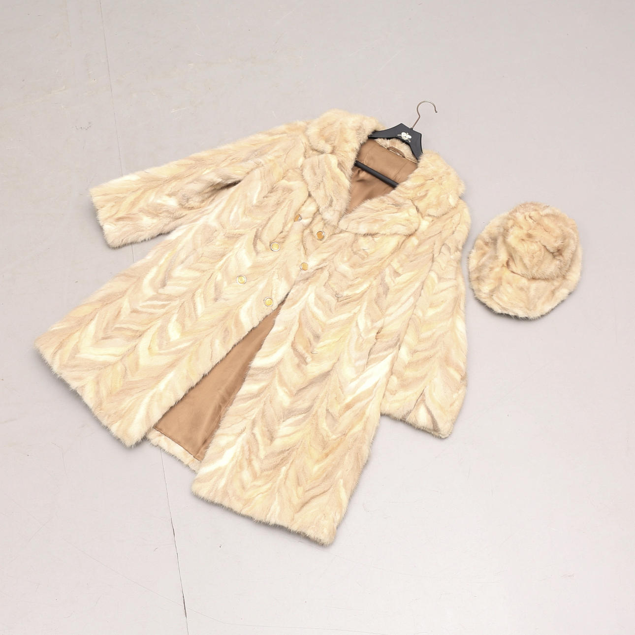 PÄLS, Päls Bruno, Tranås samt pälsmössa.