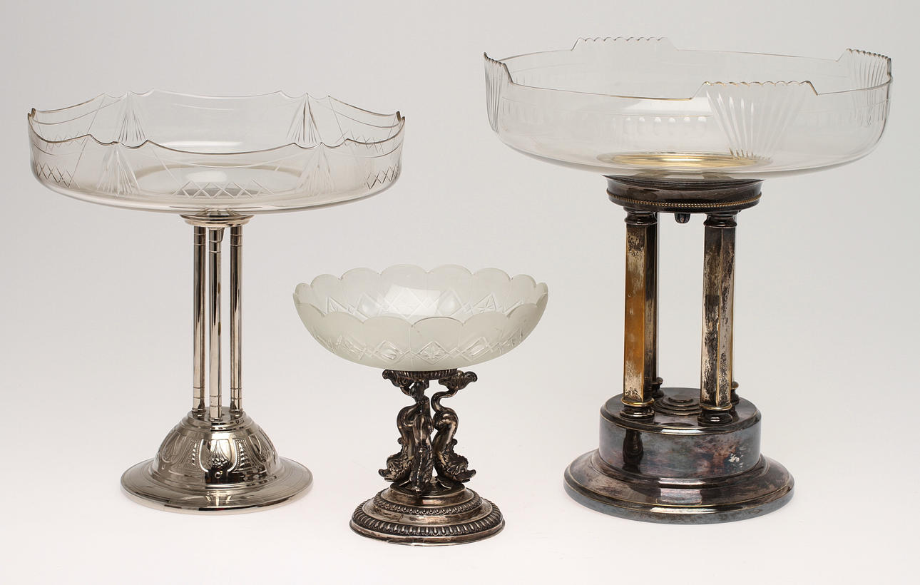 SKÅLAR PÅ FOT, 3 st, glasskålar med fot i nysilver, sekelskiftet 1800/1900.