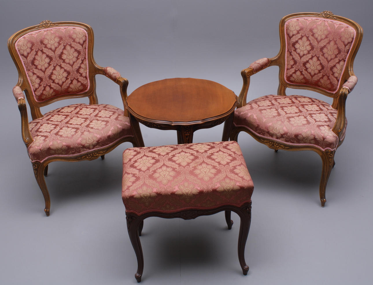 MÖBELGRUPP, 4 delar, rokokostil, 1900-tal: ett par karmstolar + bord + pall.