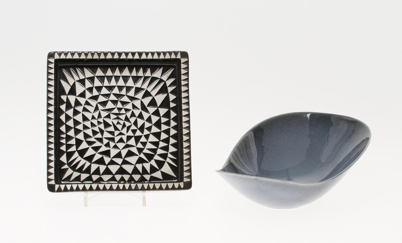 SKÅL samt FAT, keramik, Gustavsberg, bland annat "Domino" Stig Lindberg. 1900-tal.