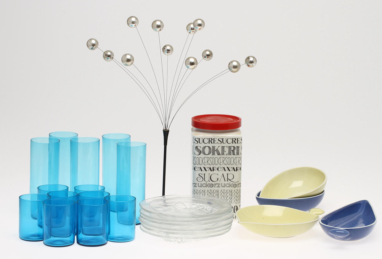 PARTI GLAS OCH PORSLIN samt BORDSDEKORATION, 26 delar, bland annat Gefle, Arabia med mera. 1900-tal.