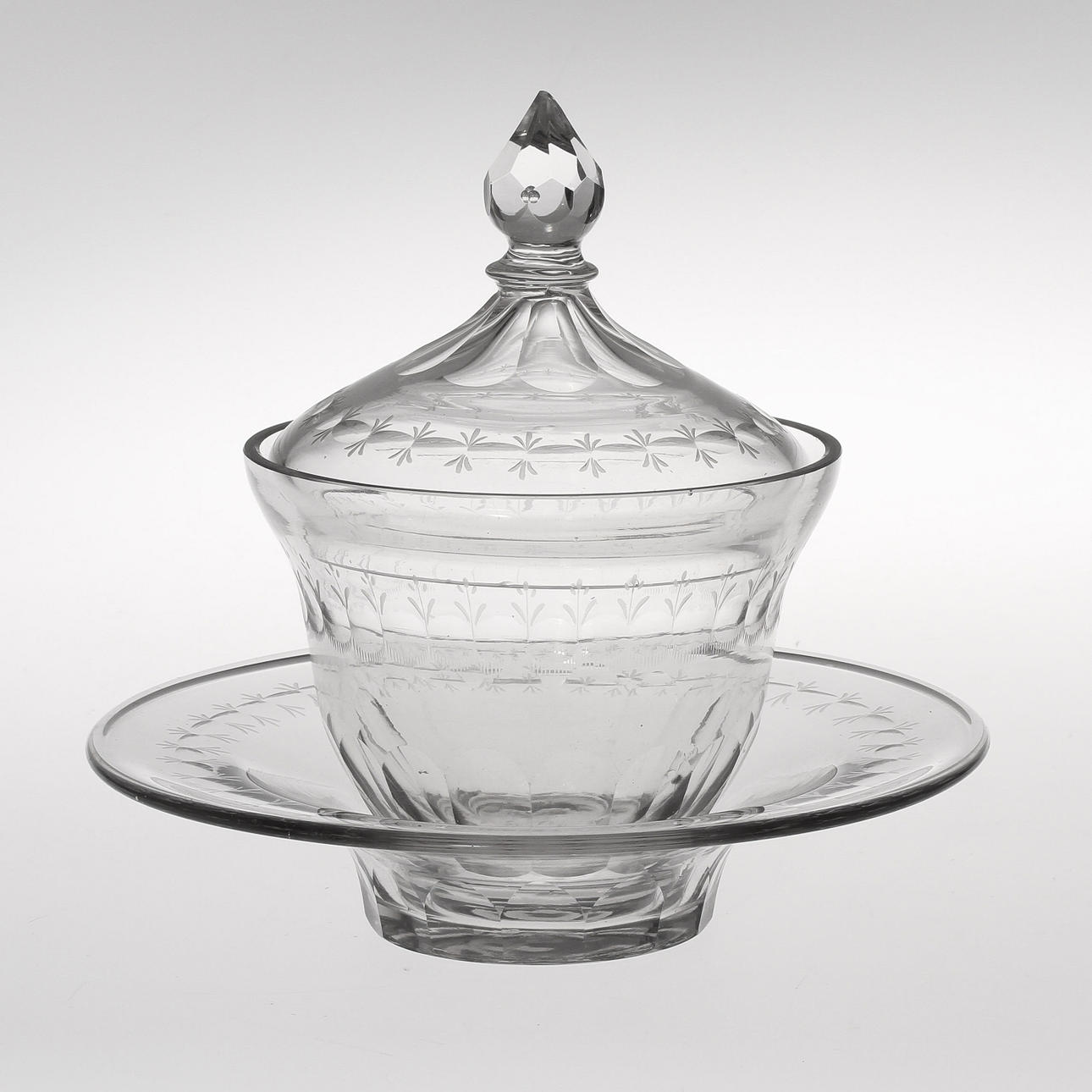 LOCKSKÅL PÅ FAT, glas, empirestil.