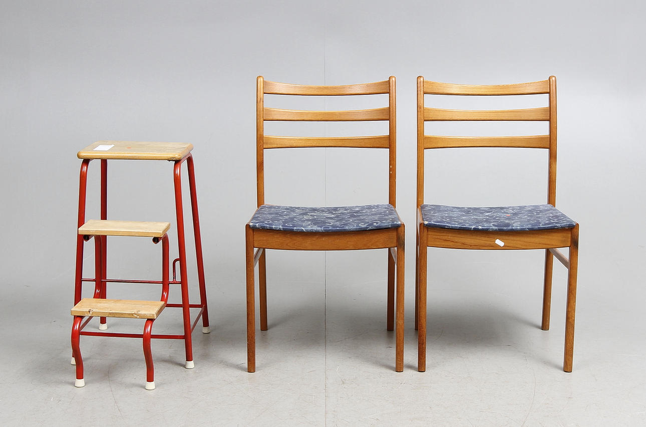 STEGPALL samt STOLAR, ett par, 1950/60-tal.