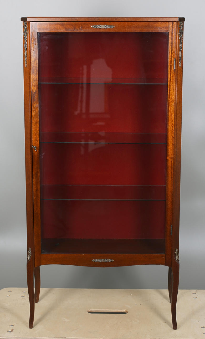 VITRINSKÅP i Mahognyfanér? med metallbeslag, 1950/60-tal.