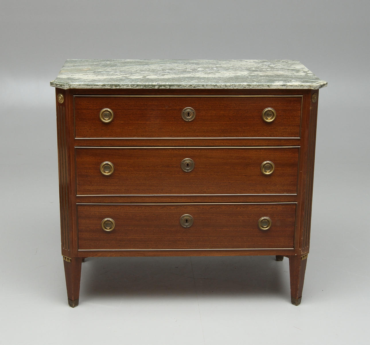 BYRÅ med stenskiva, tre lådor, Sengustaviansk stil, 1900-tal.