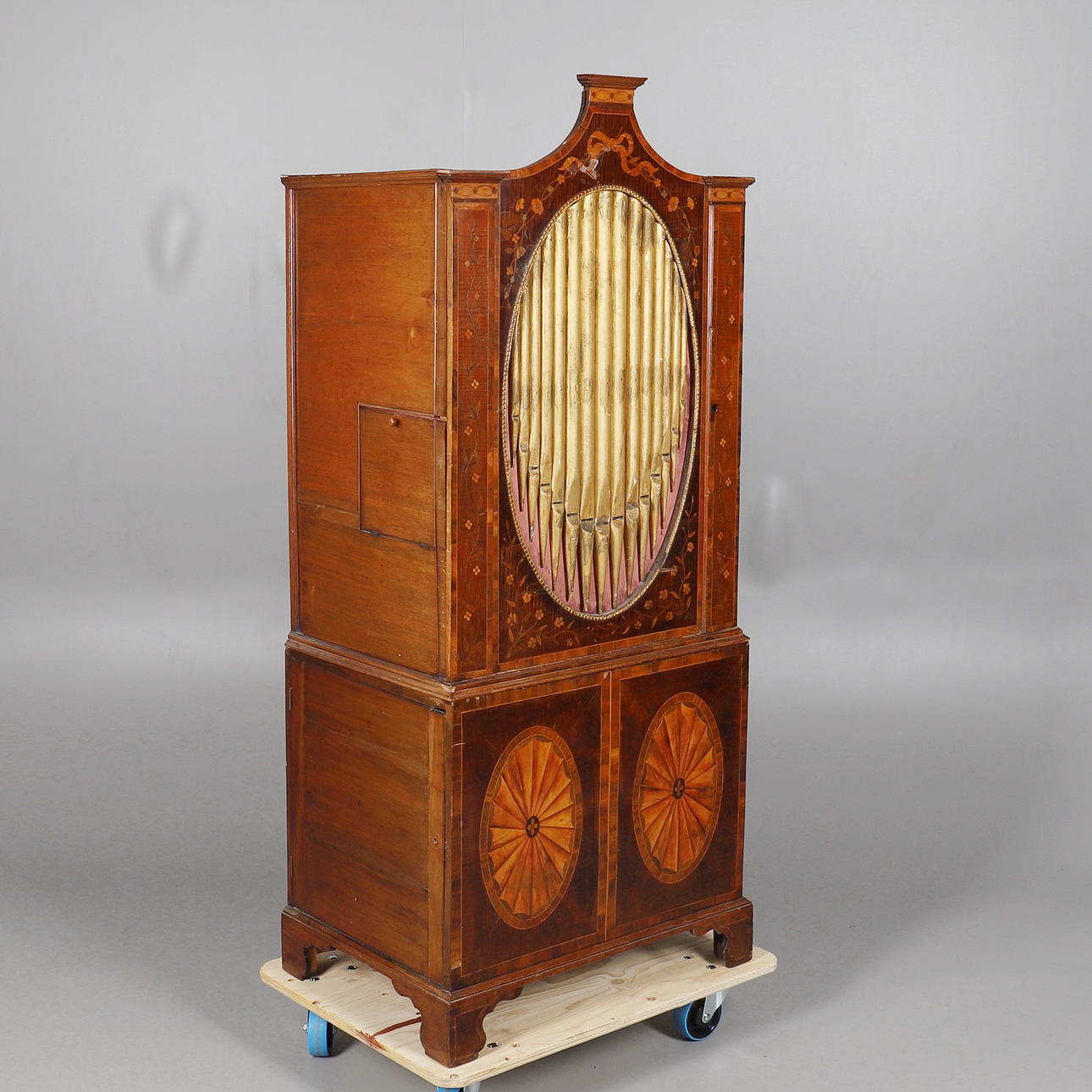 ESTUCHE DE ÓRGANO DE CÁMARA DE CAOBA CON INCRUSTACIONES GEORGE III.