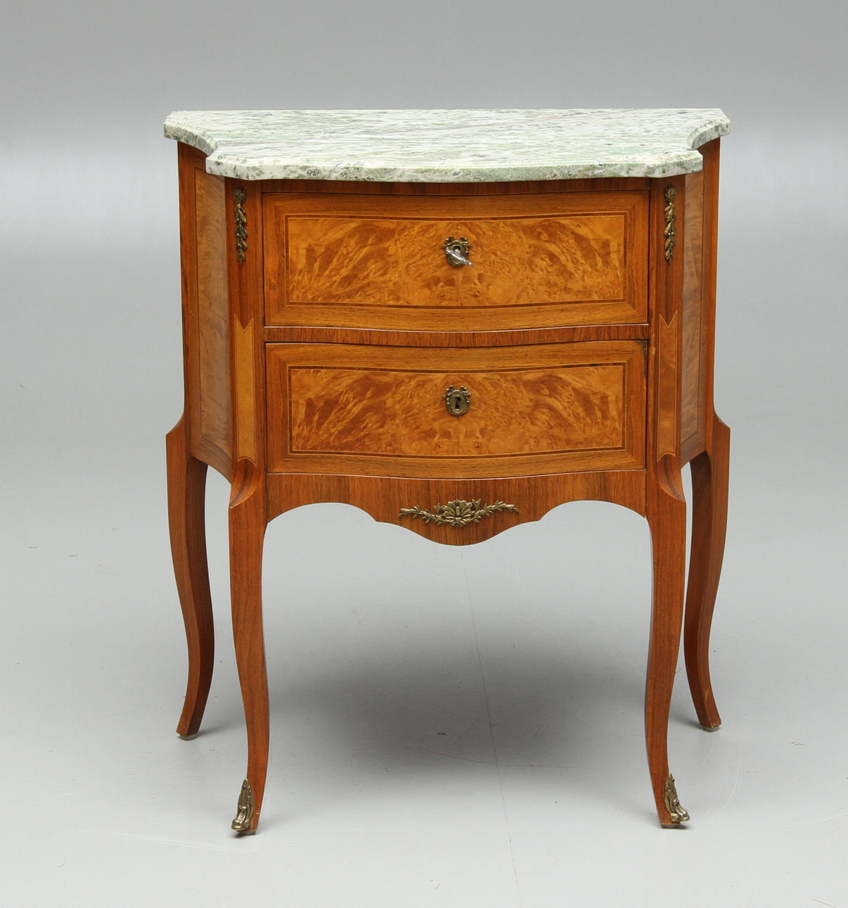 BYRÅ, med stenskiva, två lådor, Rokokostil, 1900-tal.