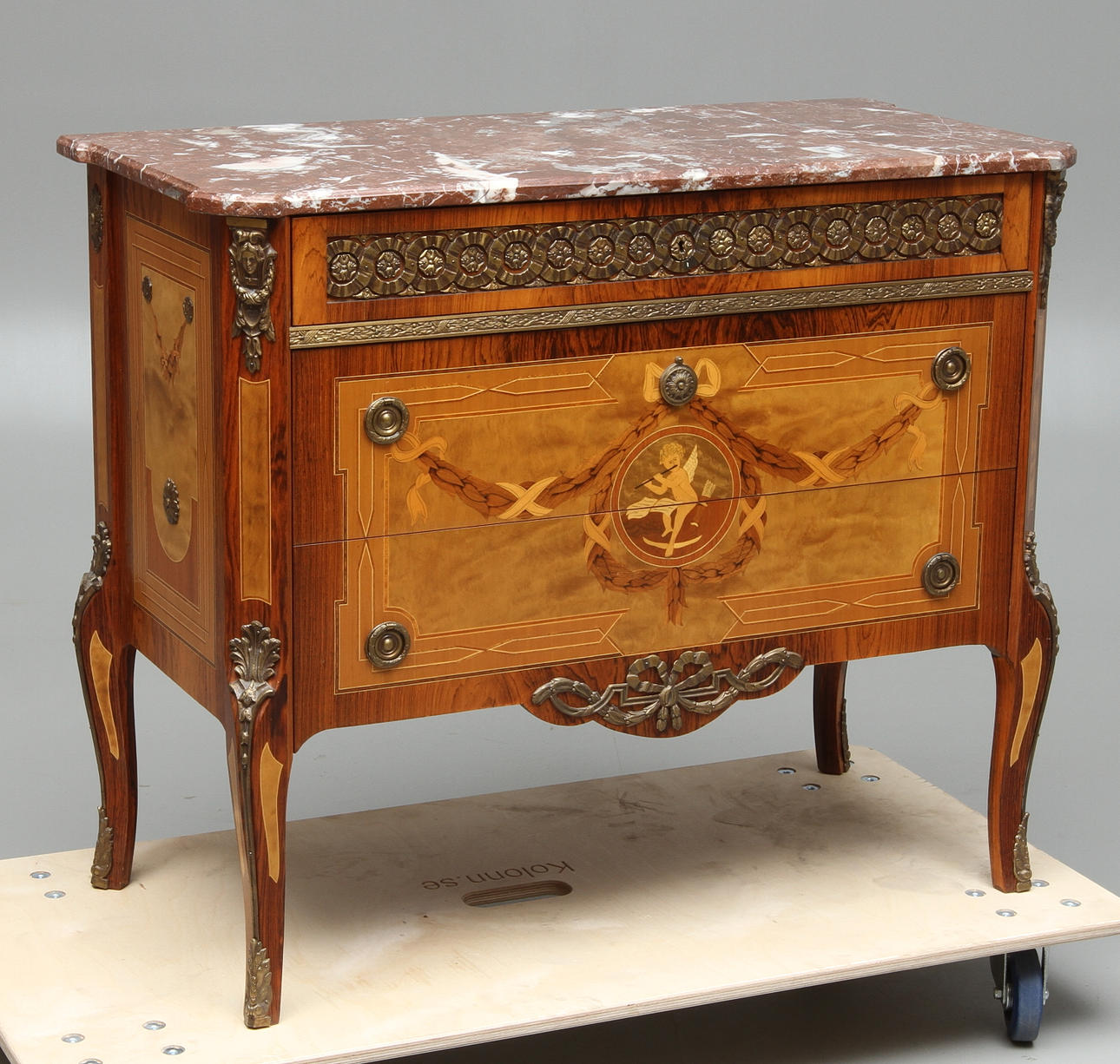 BYRÅ med stenskiva, gustaviansk stil, 1900-tal.