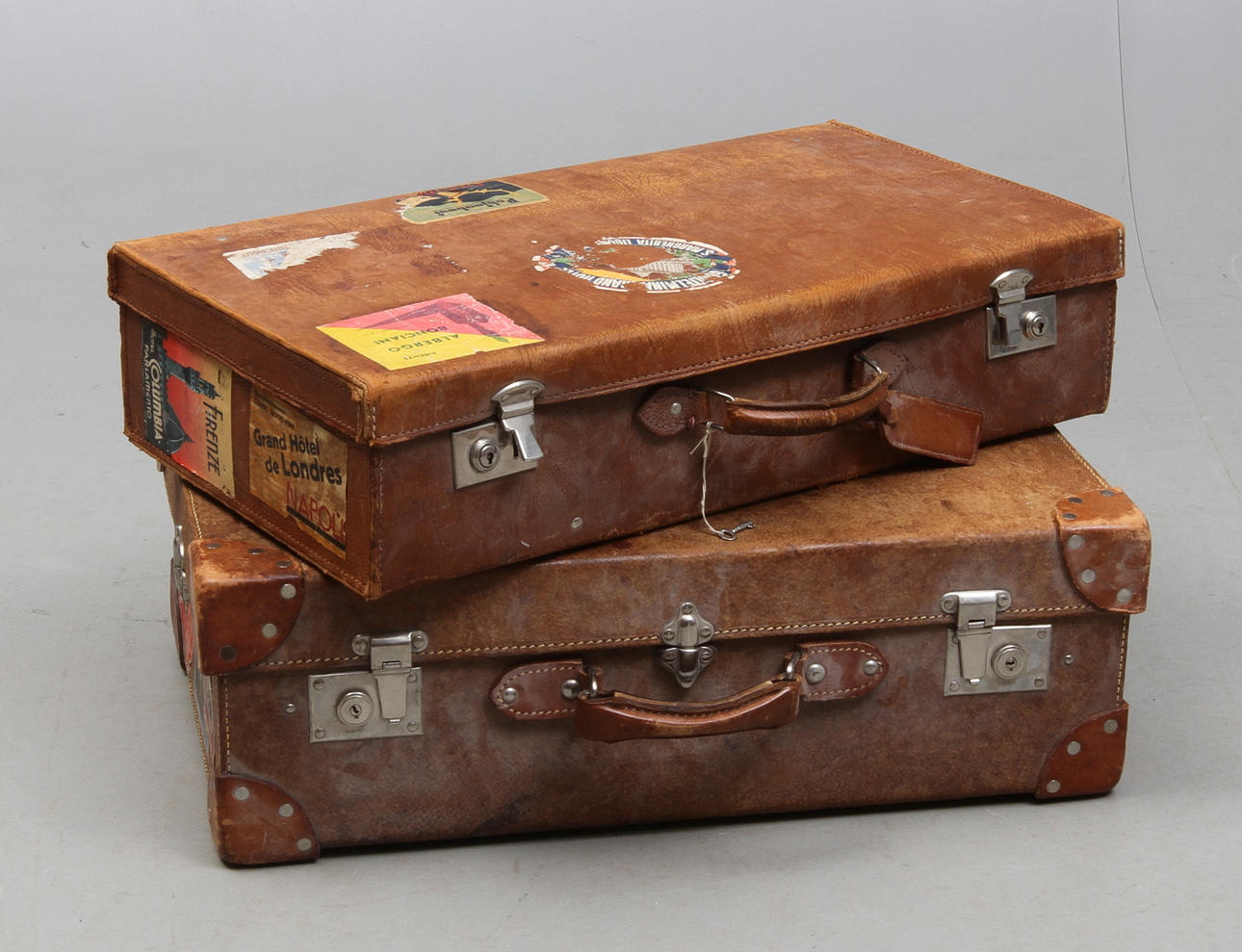 RESVÄSKOR, 2 st, läder, 1900-talets första hälft.