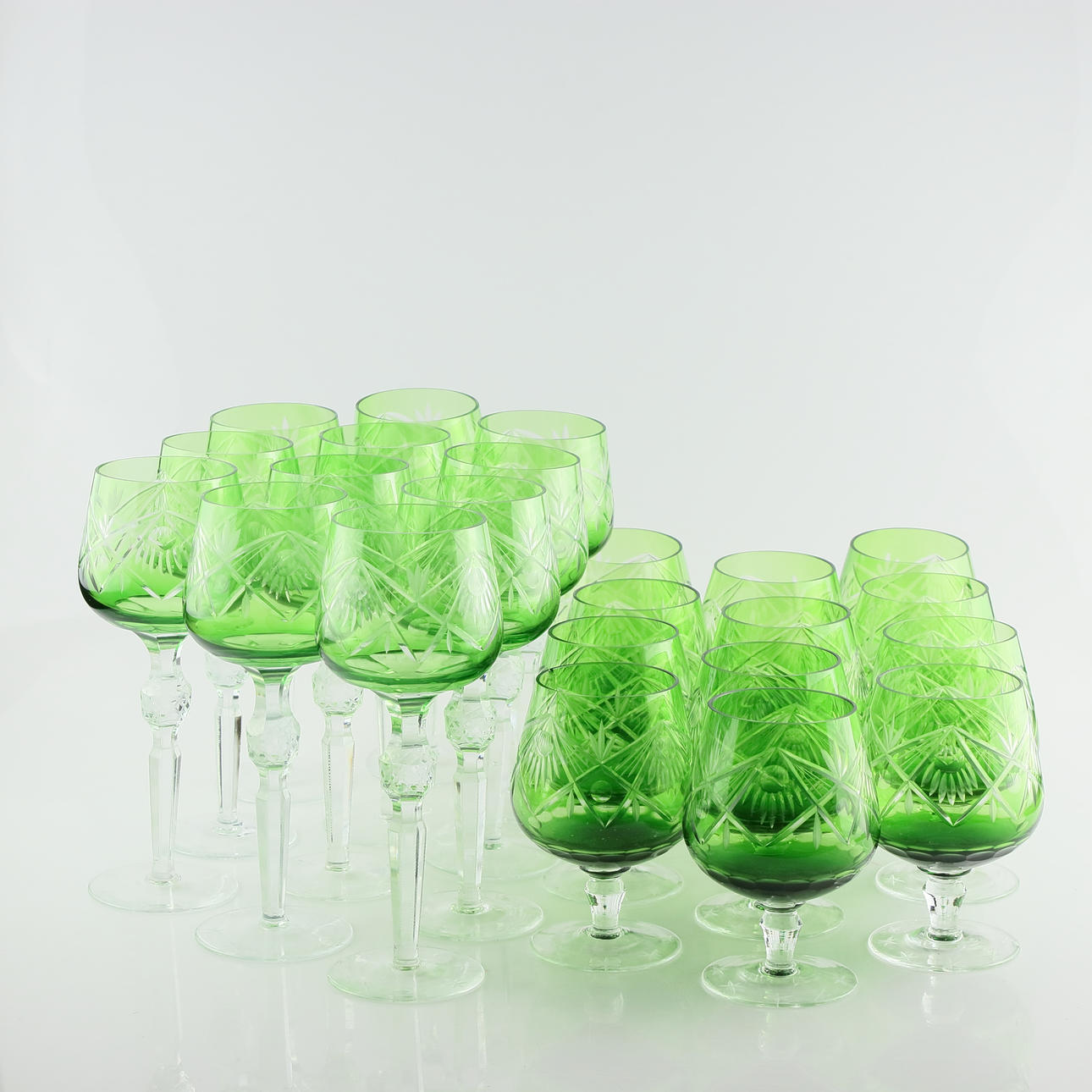 GLASWAREN, 23 Stück, böhmisches Glas, grün getönt.