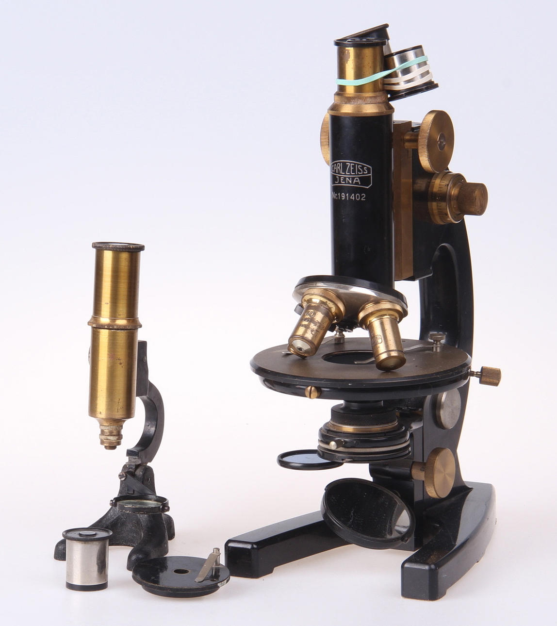 MIKROSKÅP, 2 st varav ena Carl Zeiss, Jena, Tyskland.