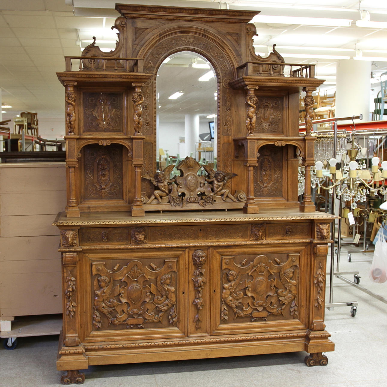 SPEGELSKÄNK med rikt skuren dekor, 1800-talets slut.