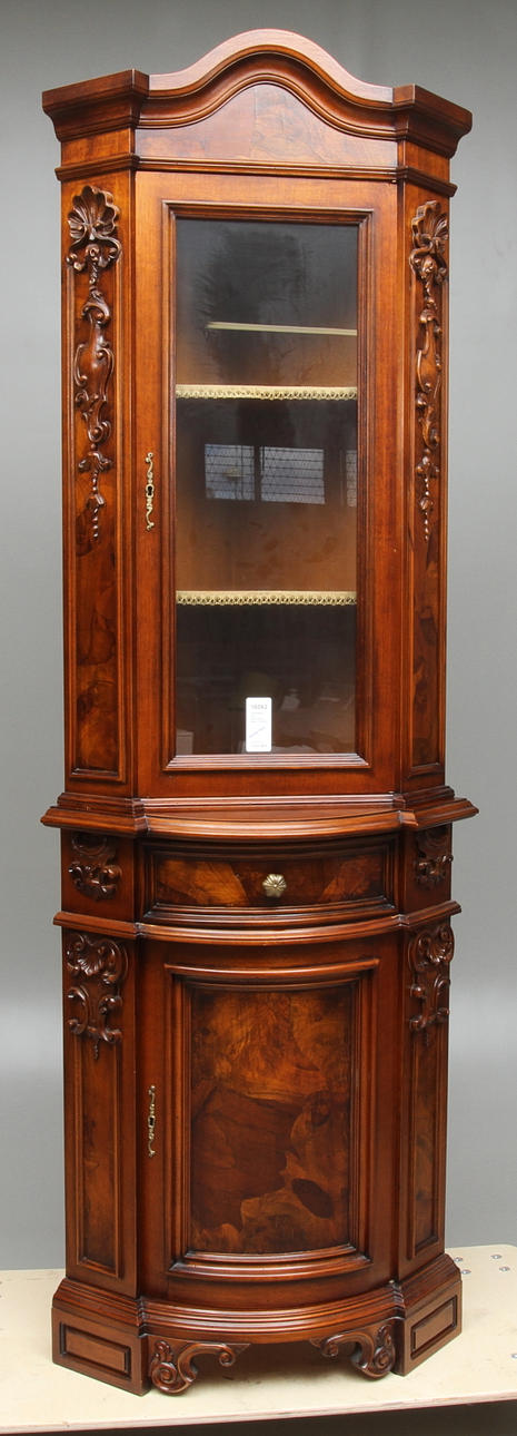 HÖRNSKÅP, med vitrinöverdel, Italien, 1900-tal.