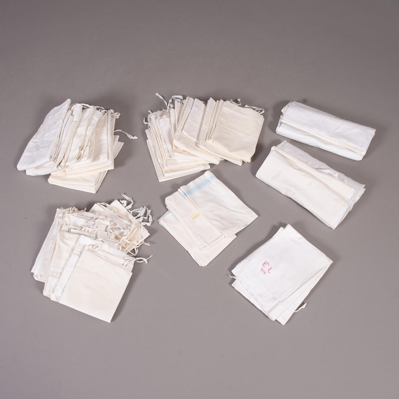 ÖRNGOTT . Ca 50 st, broderade och virkade band.