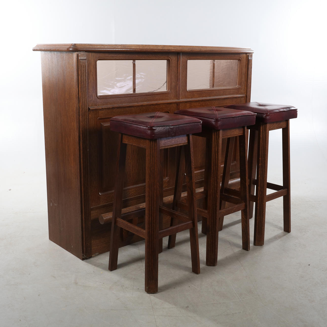 BAR DISK, 3 chairs, Oak, late 20th century.