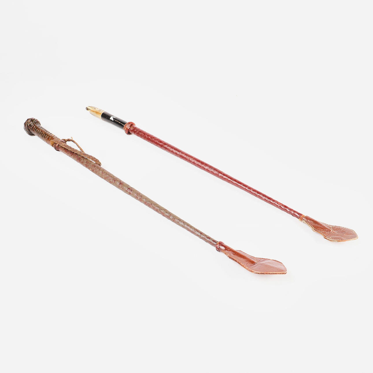 RIDPISKOR, 2 stycken med dold kniv.