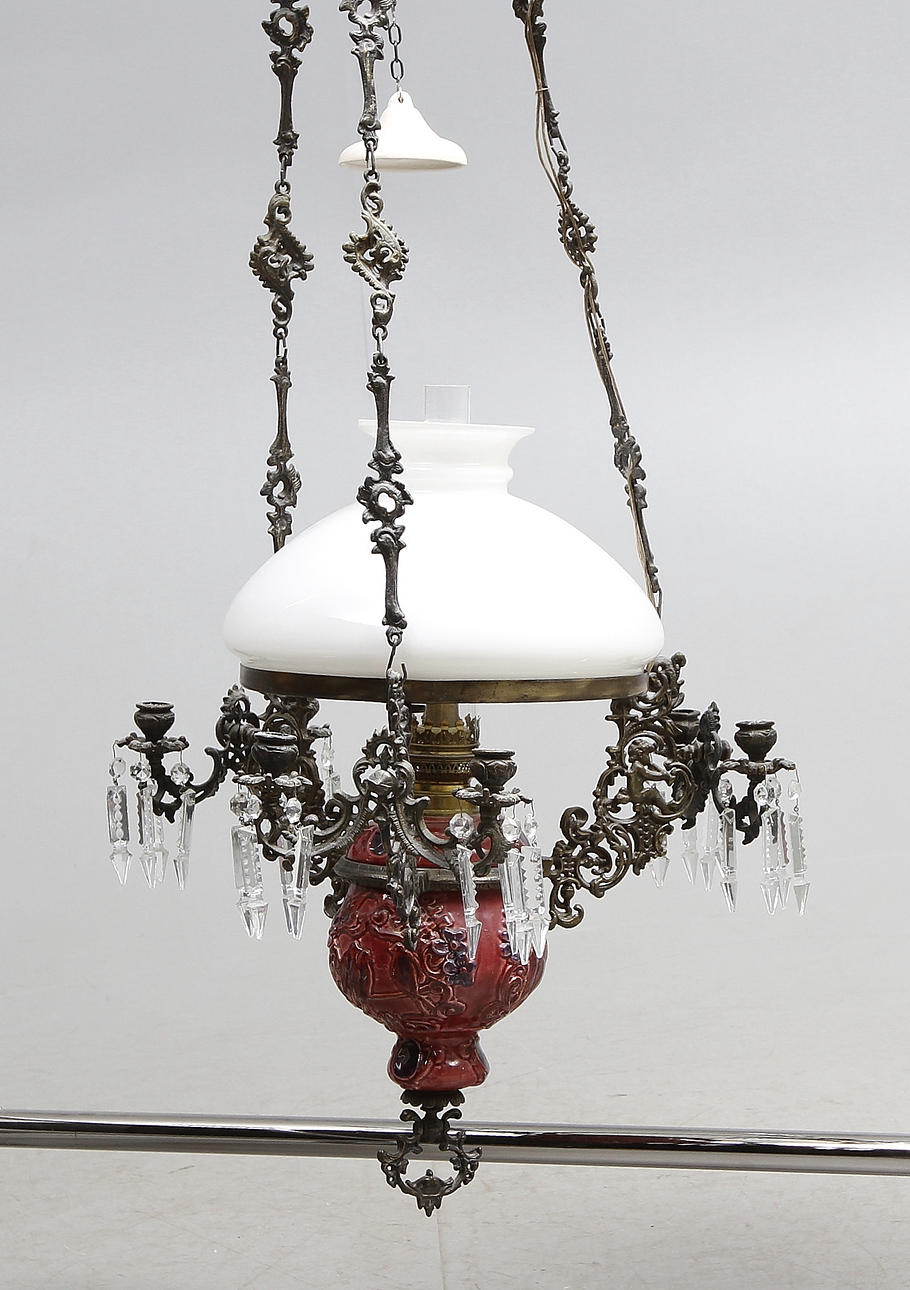 FOTOGENLAMPA, takmodell, majolika, 1800-talets senare hälft. Höjd utan kedjor 64 cm.