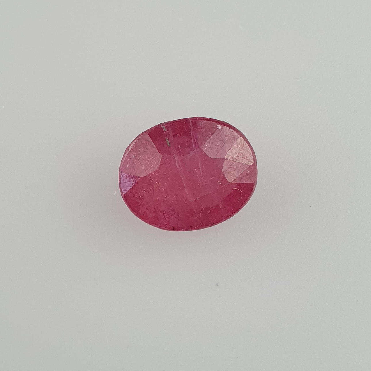 - 9,45 ct naturlig rubin ædelsten.