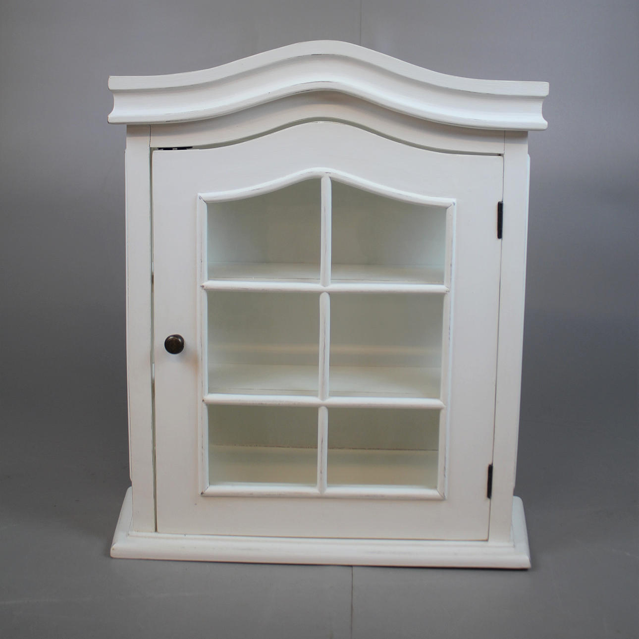 VÄGGSKÅP med glasdörrar.