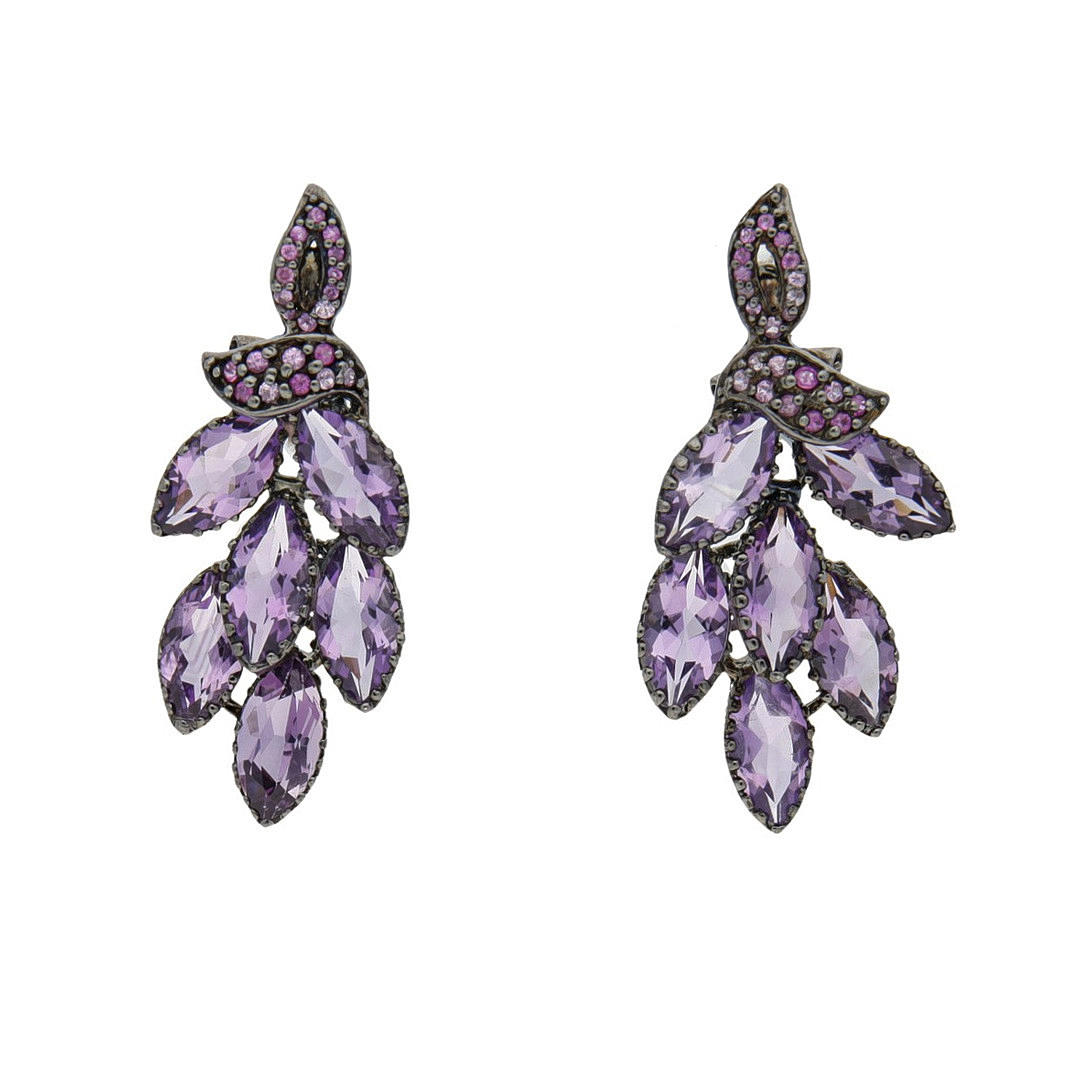 Lange Ohrringe aus Strass.