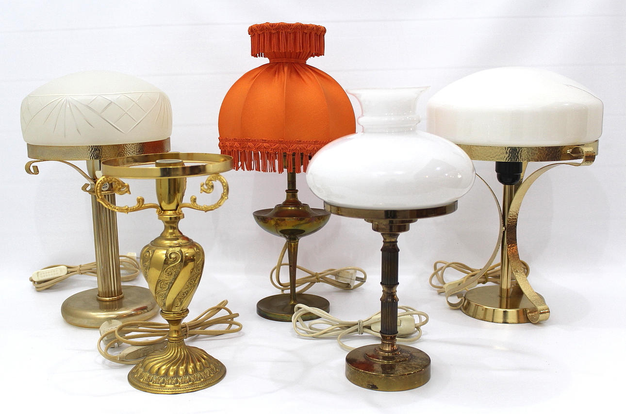 BORDSLAMPOR 5 stycken, mässing och malm, 1900-tal.