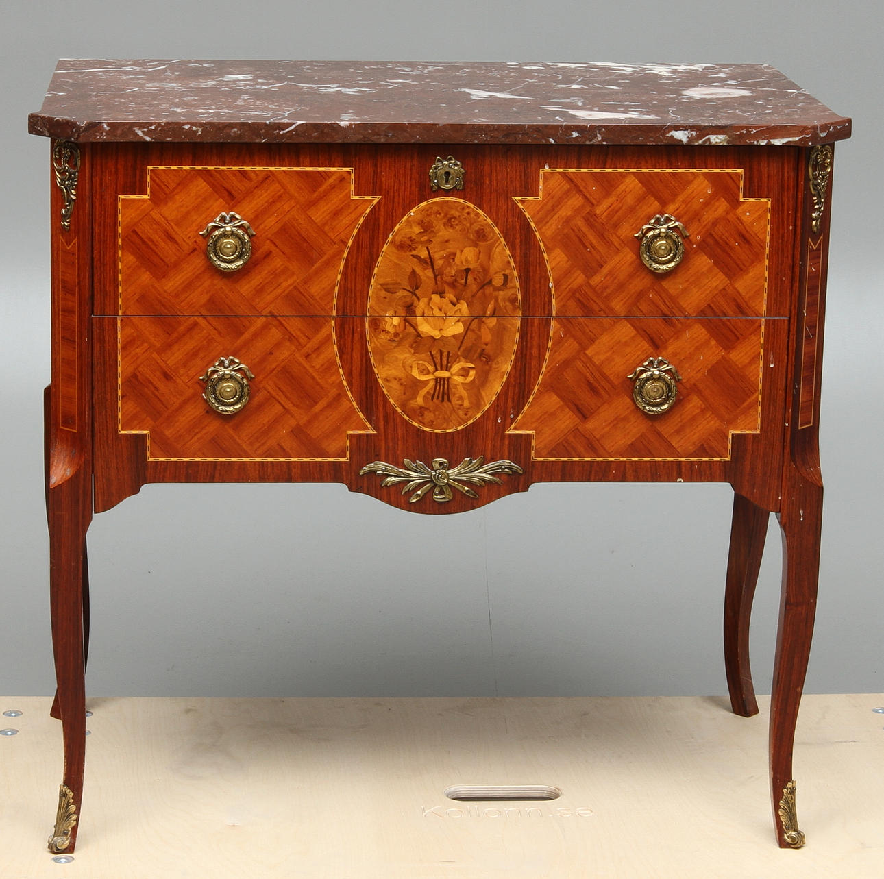 BYRÅ med stenskiva, Östergyllens Industri Motala, Gustaviansk stil, 1900-tal.