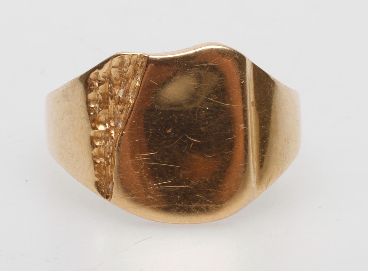 KLACKRING, 18k guld, vikt ca 10,2 gr.
