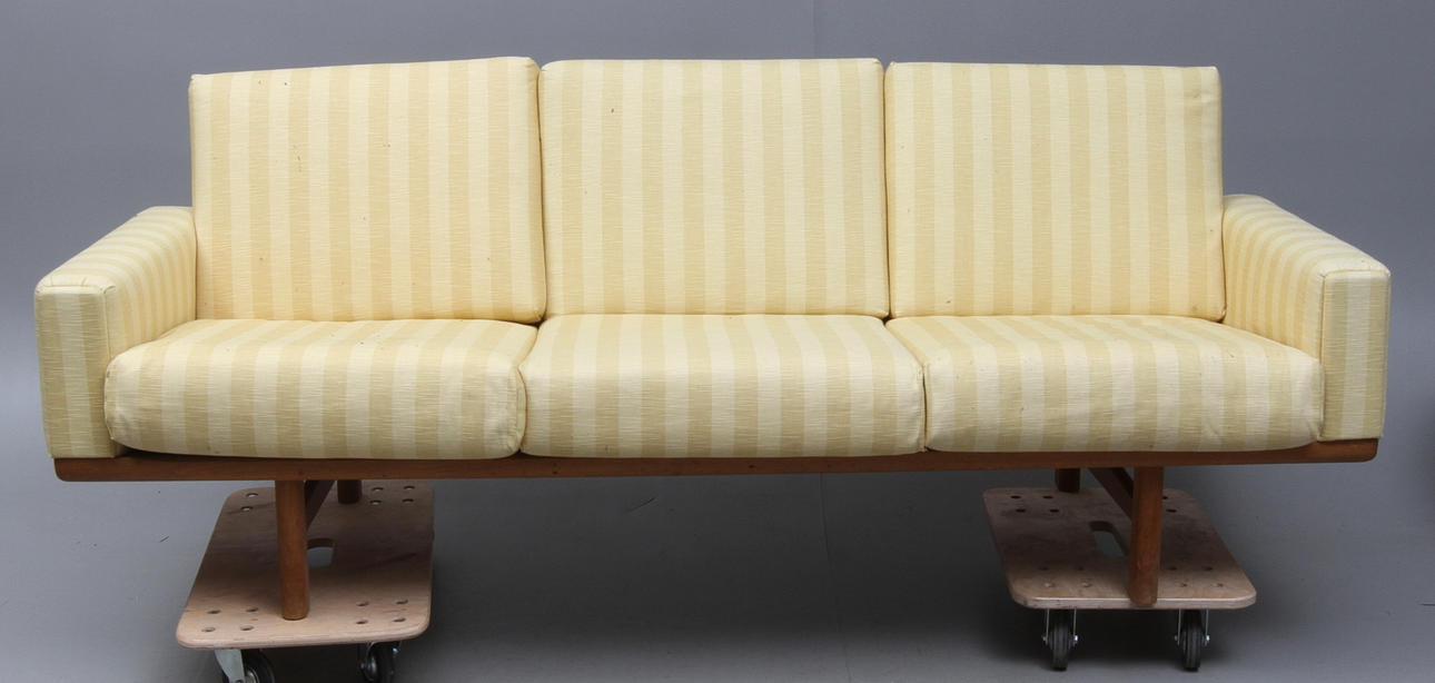 SOFFA, Hans J Wegner, Getama Gedsted, Danmark, Omkring 1900-talets mitt.