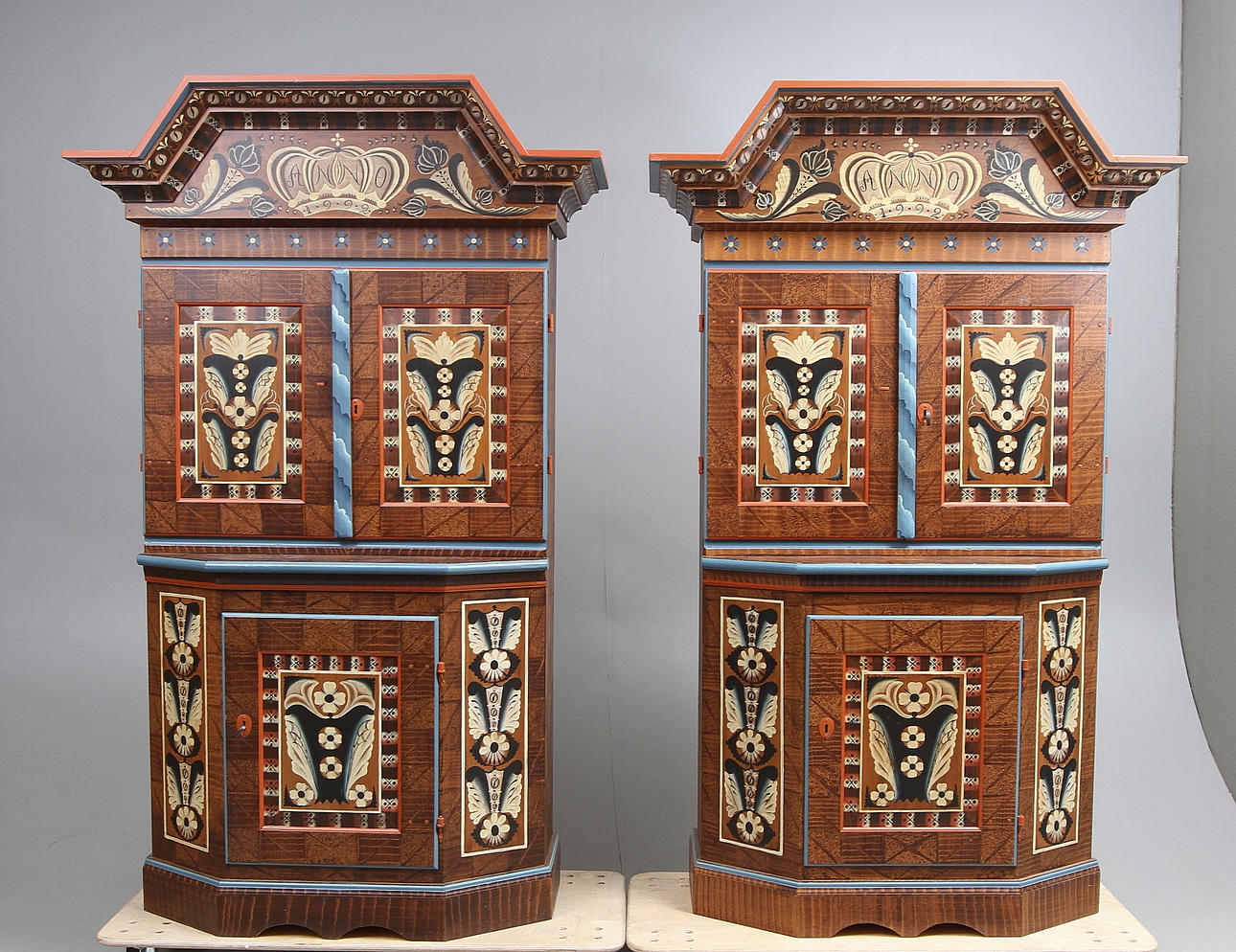 PARSKÅP, Dalarna, tillverkat av A Larsson 1992, dekormålning av Sven Erik Eriksson Simeå.