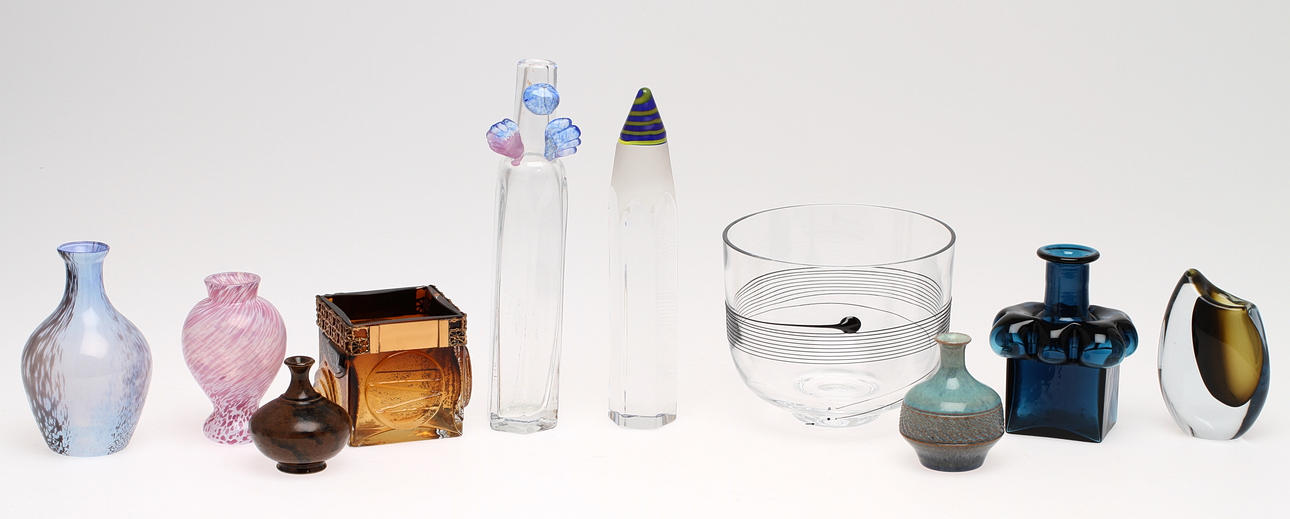 KONSTGLAS, 8 delar bland annat B Vallien, K Engman samt VASER, 2 st, keramik.